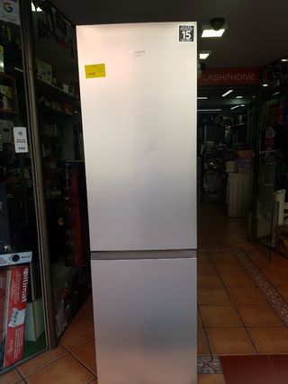 Nevera Hotpoint - 200x60x60 - 390€