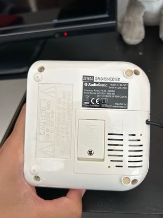 reloj una radio y un despertado