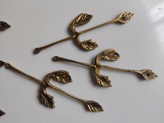 12 ANTIGUOS EMBELLECEDORES DE BRONCE APLIQUES 