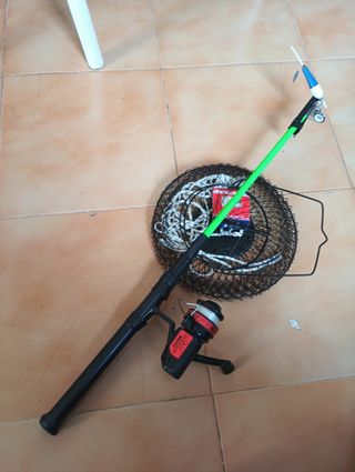 Caña de pescar con accesorios