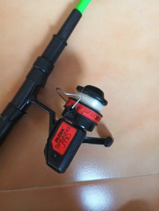 Caña de pescar con accesorios