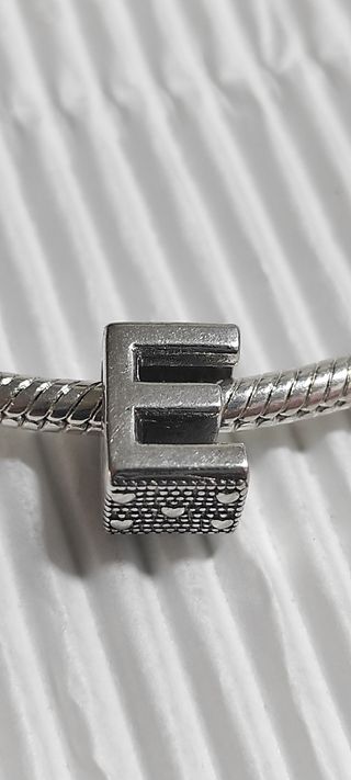 Charm letra E