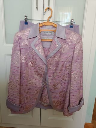 Traje chaqueta, blusa y falda, talla 46
