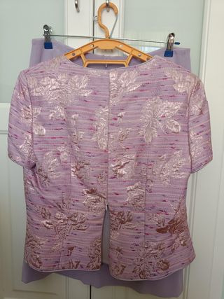 Traje chaqueta, blusa y falda, talla 46
