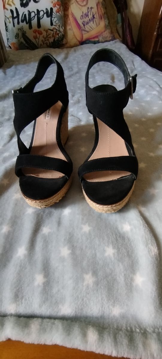 Alpargatas negras de Oysho en negro