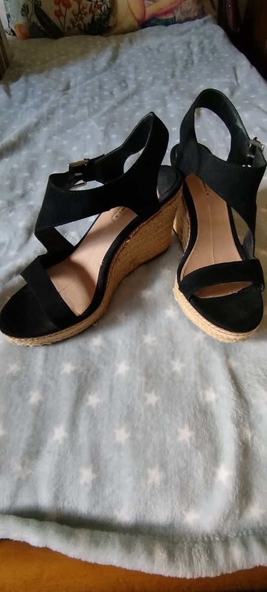 Alpargatas negras de Oysho en negro