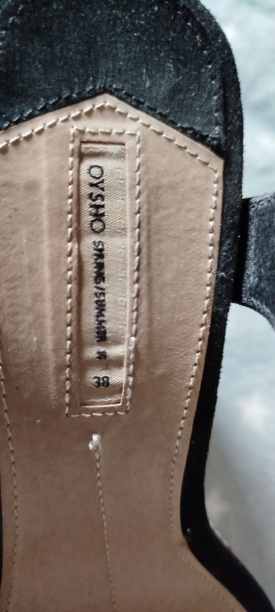 Alpargatas negras de Oysho en negro