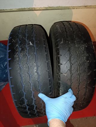 Se venden dos neumáticos de carga, usados