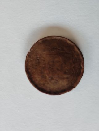 Moneda antigua de cobre de 10 céntimos desgastada.