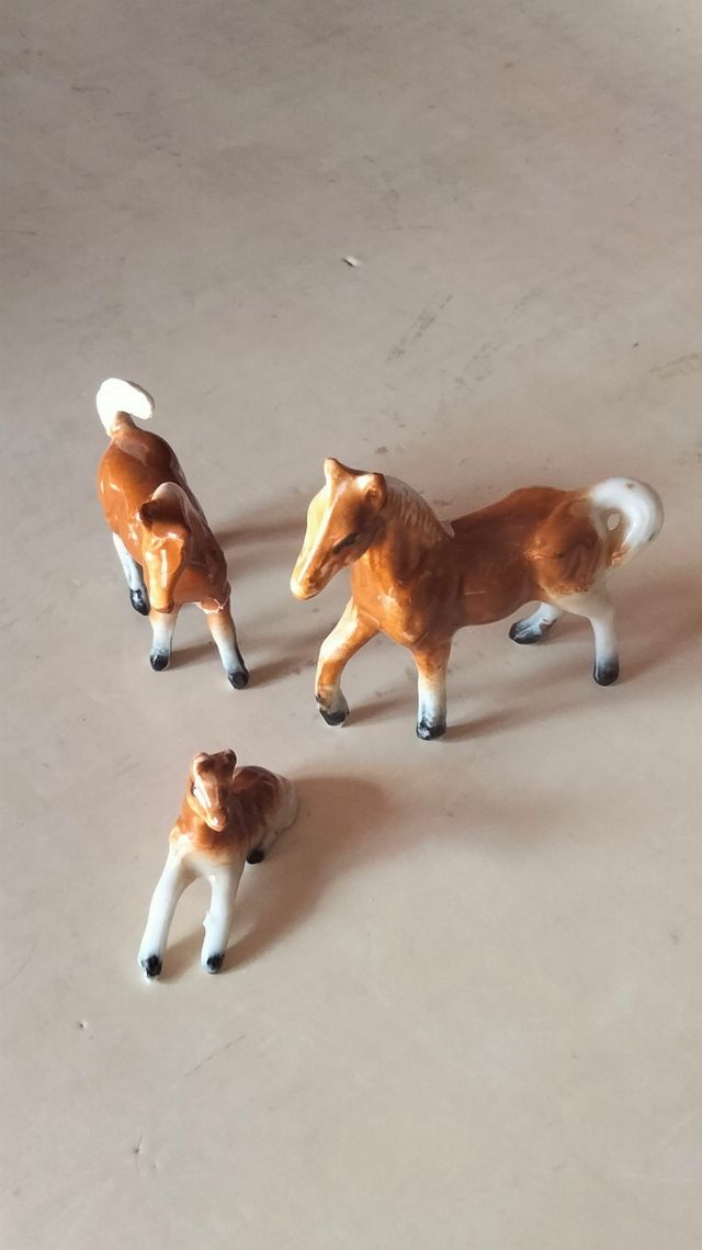 PEQUENOS CAVALOS DE CERÂMICA