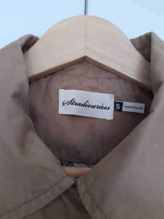 Trench corto beige STRADIVARIUS