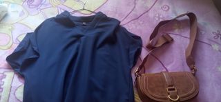 Camiseta con bolso bandolera