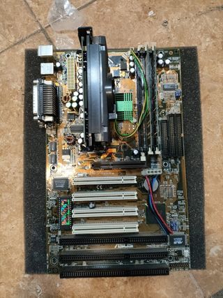 Placa Base Asus P2B con procesador 