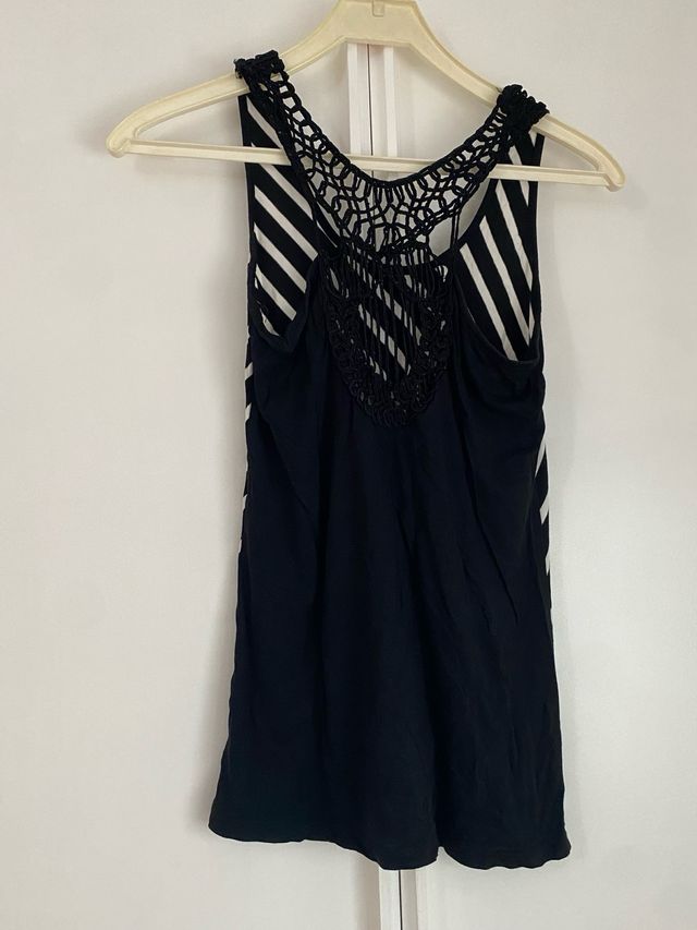 Top negro y blanco sin mangas