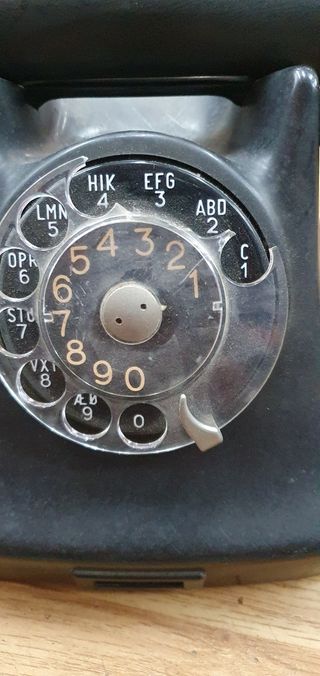 Teléfono antiguo negro
