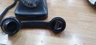 Teléfono antiguo negro