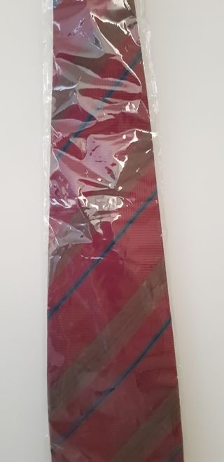 Corbata roja, roja y azul 