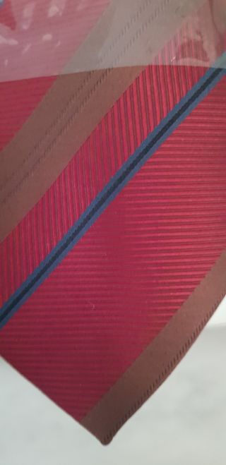 Corbata roja, roja y azul 