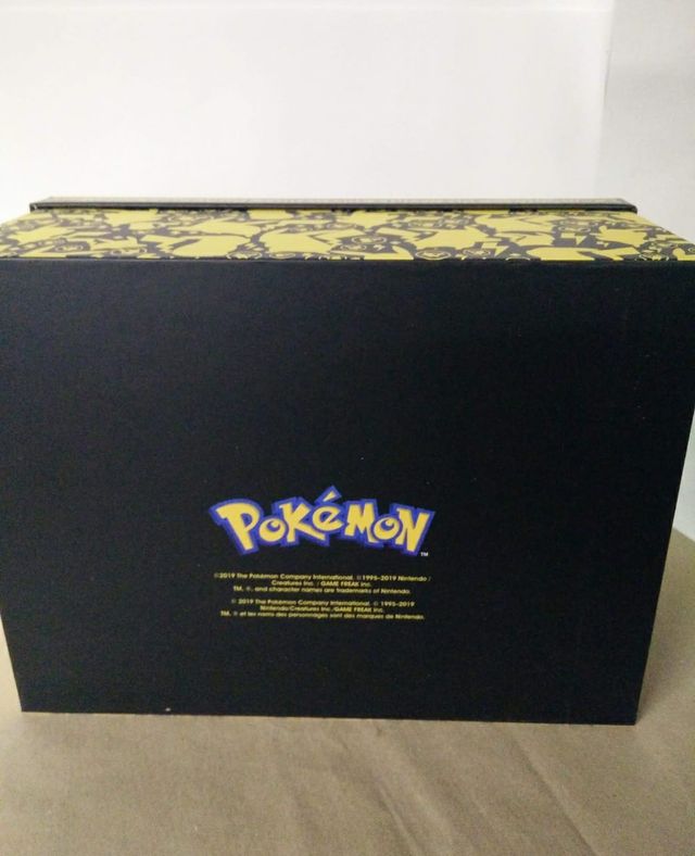Gift Set Deluxe Pokemon Pikachu