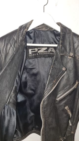 Cazadora de cuero negra estilo biker vintage 