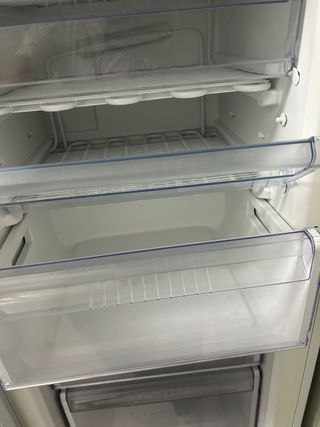 Congelador vertical eléctrico grande. marca LINX