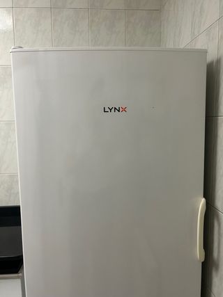 Congelador vertical eléctrico grande. marca LINX