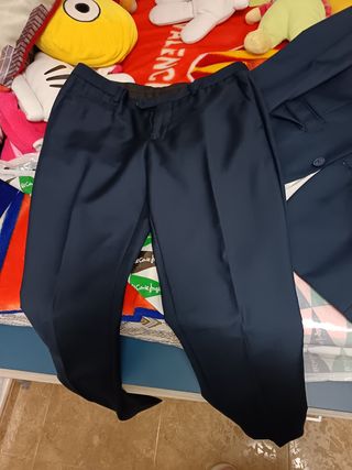 Traje chico joven azul marino 