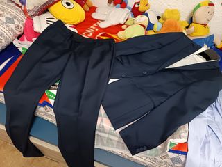 Traje chico joven azul marino 