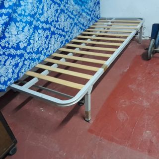 Cama sencilla con colchón y almohada