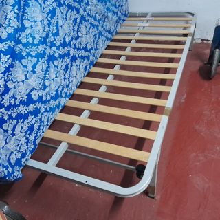 Cama sencilla con colchón y almohada