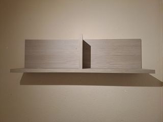 Dos estantes de pared de madera