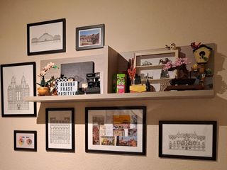 Dos estantes de pared de madera