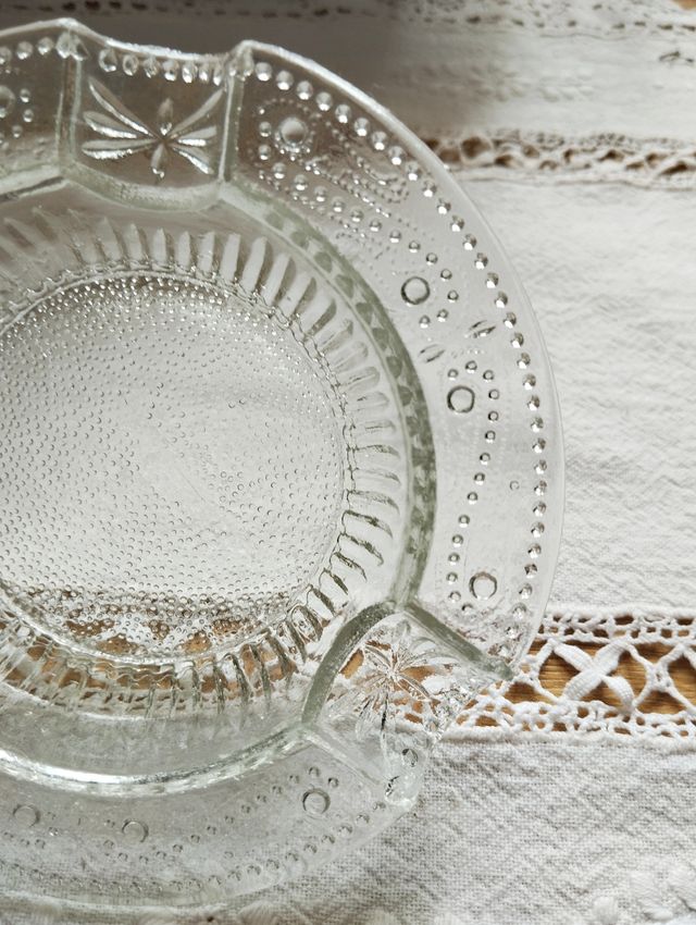 POSACENERE ANTICO IN VETRO INTAGLIATO