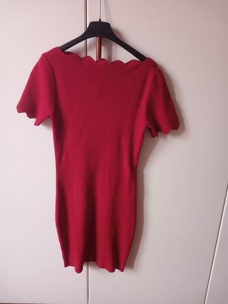 Vestito rosso aderente.