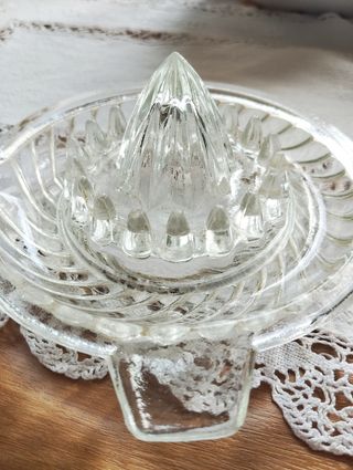 EXPRIMIDOR DE CRISTAL TALLADO ANTIGUO