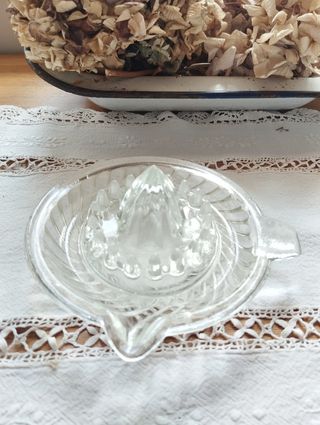 EXPRIMIDOR DE CRISTAL TALLADO ANTIGUO