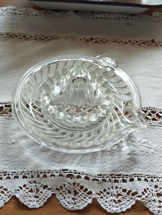 EXPRIMIDOR DE CRISTAL TALLADO ANTIGUO
