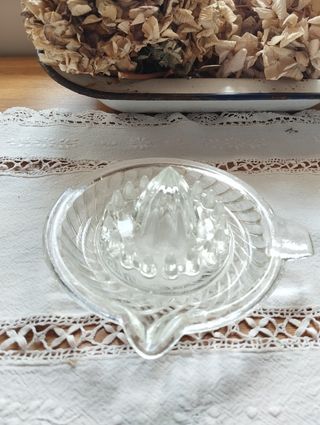 EXPRIMIDOR DE CRISTAL TALLADO ANTIGUO