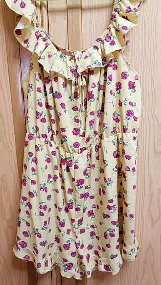 Mono amarillo con flores 