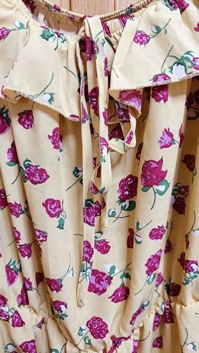 Mono amarillo con flores 