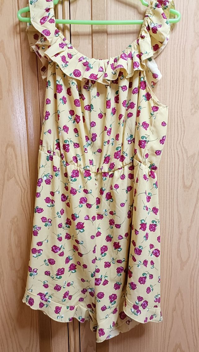 Mono amarillo con flores 