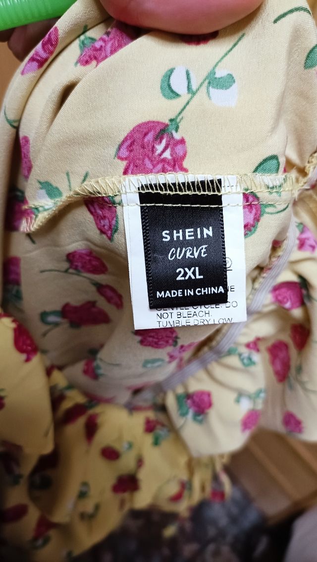 Mono amarillo con flores 