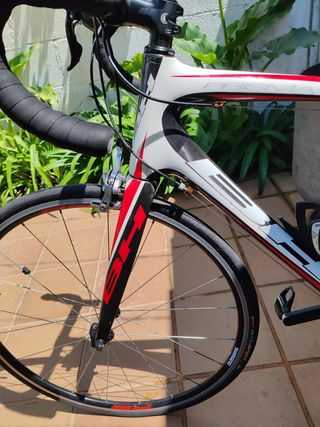 Bicicleta BH Prisma Carbono 105.