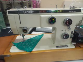 Maquina de coser refrey 527. 