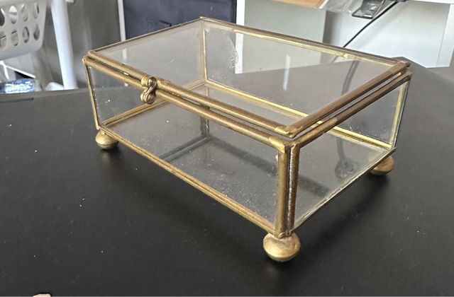 Caja cristal con estructura de latón