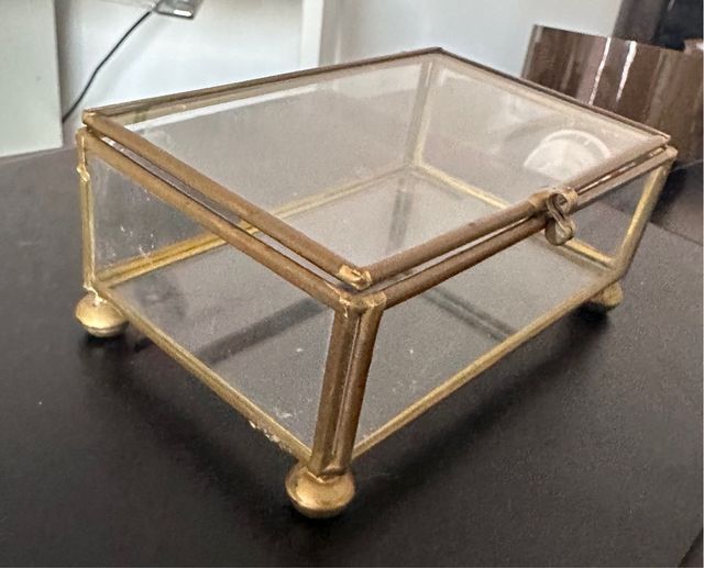 Caja cristal con estructura de latón