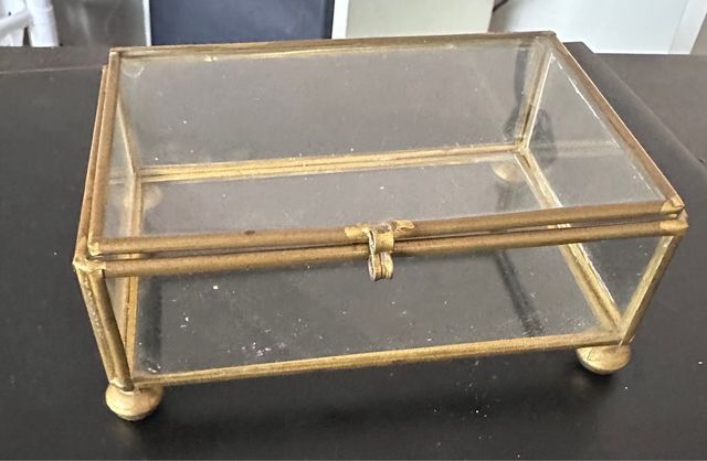 Caja cristal con estructura de latón