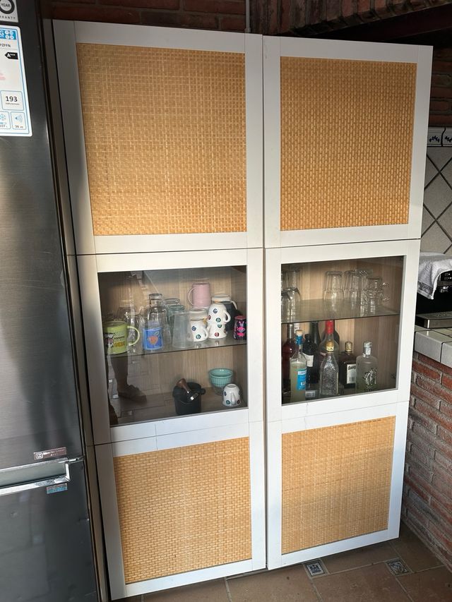 Vitrina IKEA - Rattan y blanco
