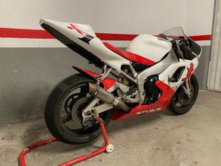 Yamaha R1 - Moto de carreras