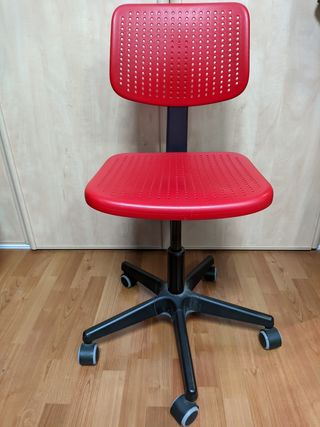 2 Sillas escritorio: azul y roja